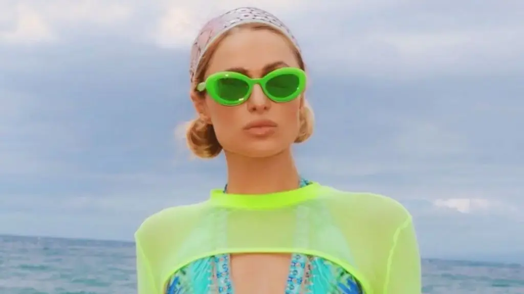 Paris Hilton Monokini plunge tot drumul până la talie în noi fotografii