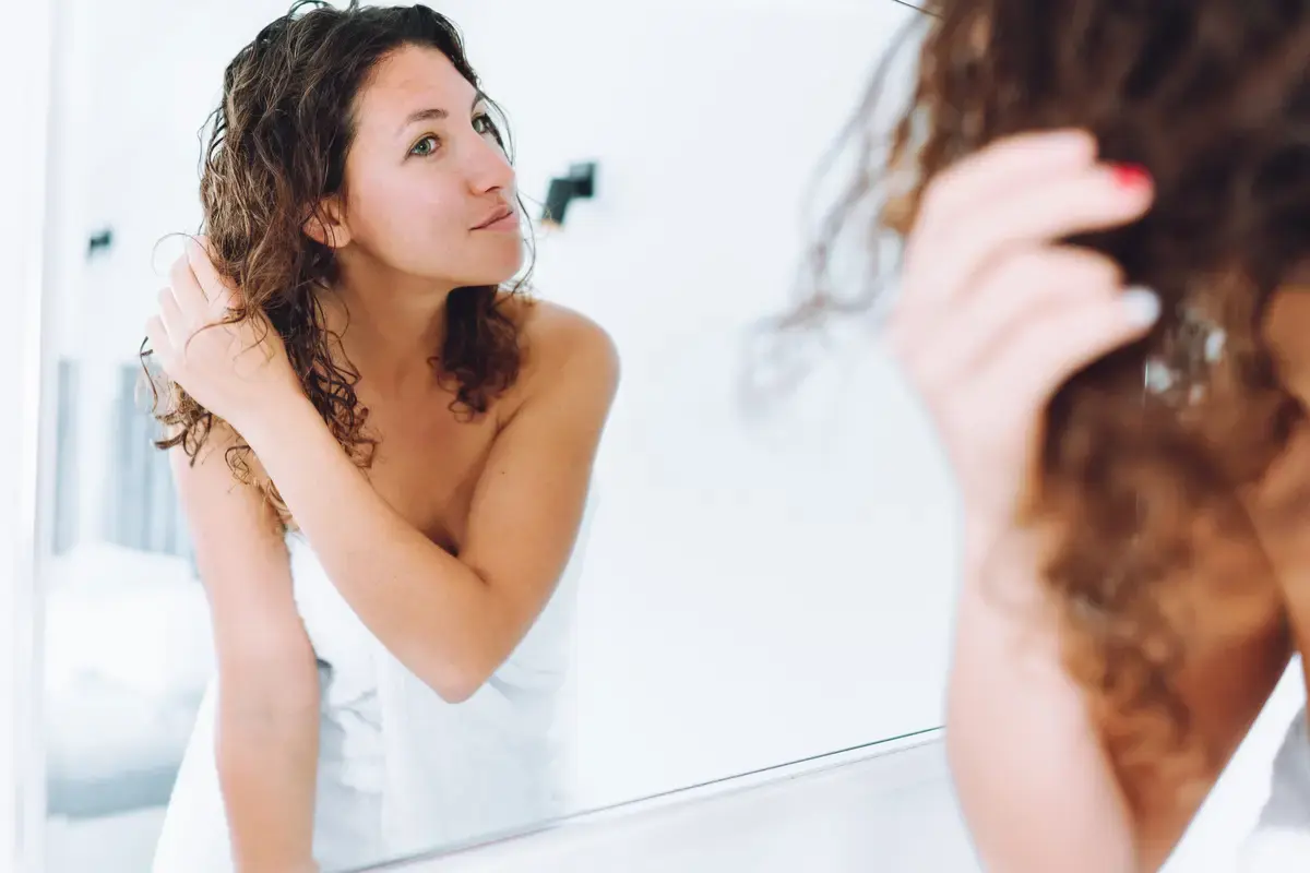 Profesioniștii de păr împărtășesc cele mai bune sfaturi pentru a lupta cu frizz-ul