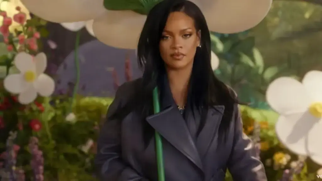 Rihanna aproape că sparge Internetul într-o rochie de piele strânsă cu o coadă foarte adâncă