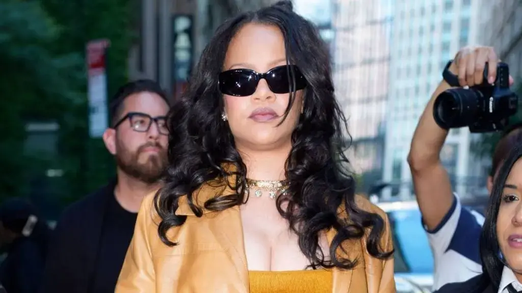 Rihanna Sizzles în rochie Alaia de 9K dolari