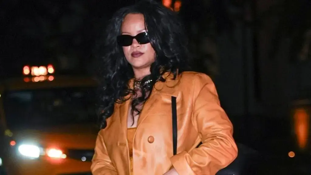 Rihanna strălucește în Barbados: Eleganță casual în negru absolut