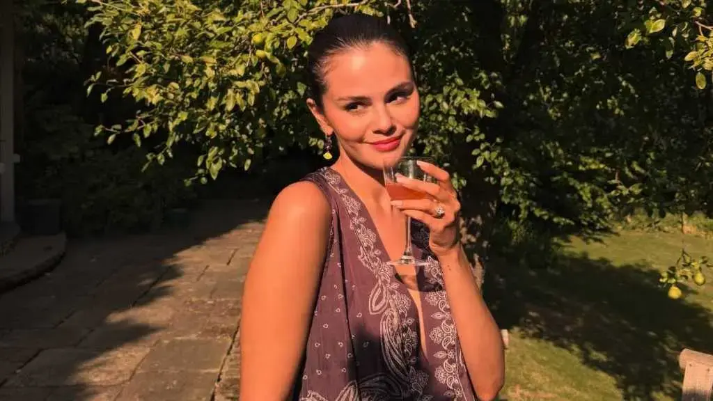 Selena Gomez strălucește într-o rochie Mirror Palais, cu umerii goi, la o apariție recentă