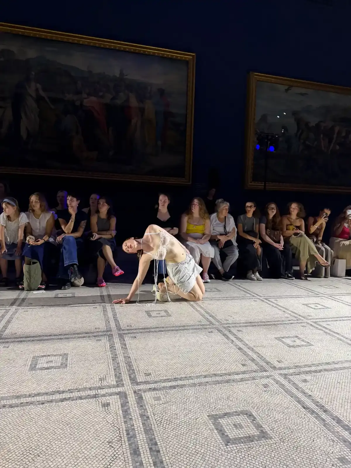 Sinead O'Dwyer Reimagine îmbrăcăminte de seară la V&A moda în mișcare