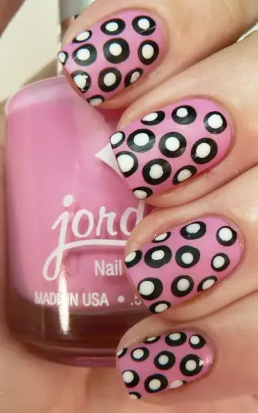 Tendințe în manichiură: unghii cu puncte polka