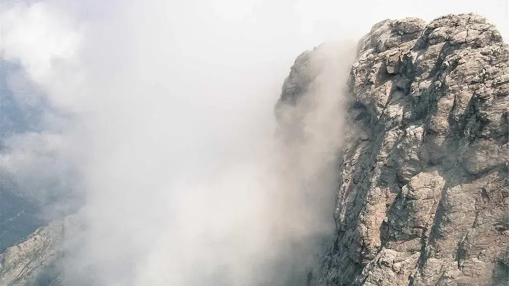 6 tipuri de bumbi pe pálpele și cum să le tratezi, conform dermatologilor