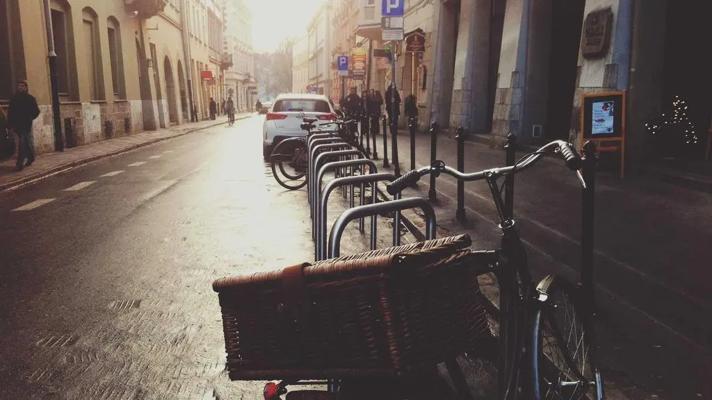 Aaron Esh dă startul la noua identitate AllSaints, inspirată de strada din East London