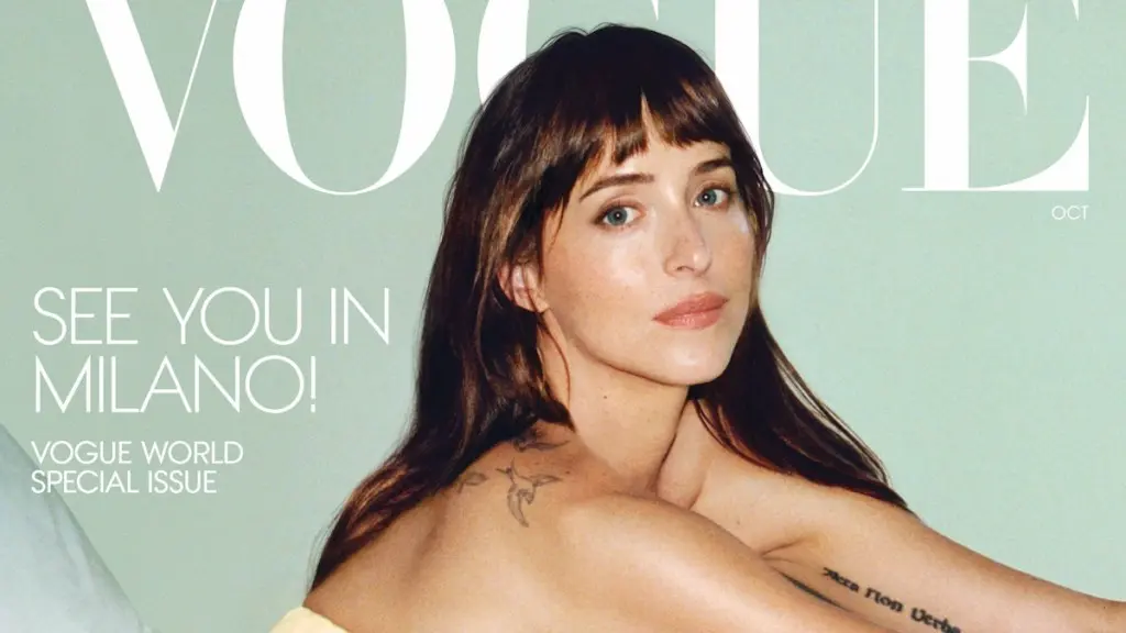 Dakota Johnson brillează în rochie galbenă pentru octombrie