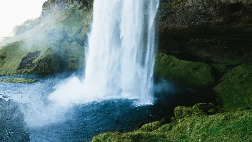 Evoluția tunsorii „Waterfall”: Cum să obții un păr cu volum natural și fluid