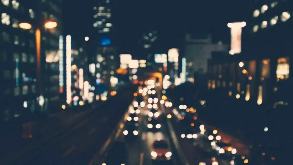New York Fashion Week Primăvara-Varą 2027: Părul devine artă cu texturi mari și noduri complicate
